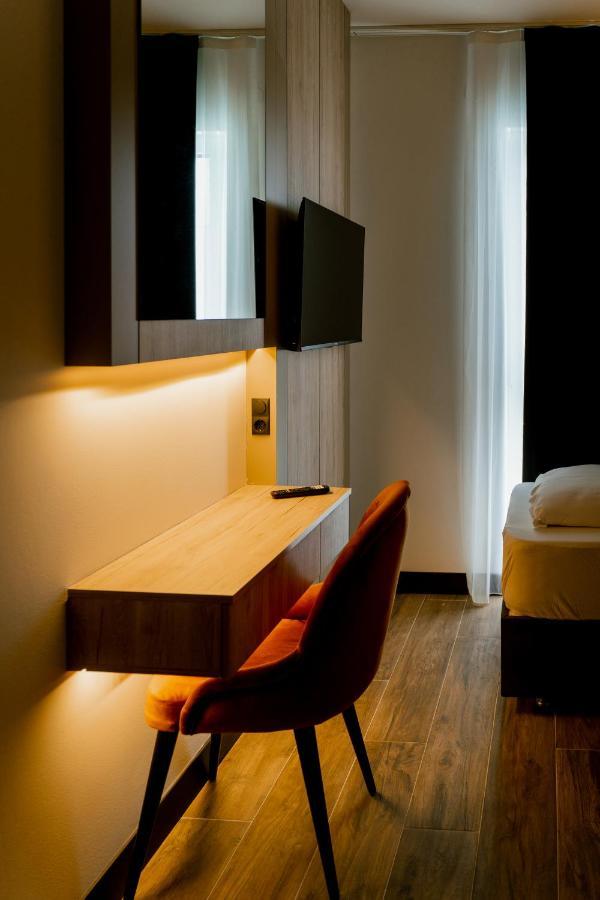 Lamede Self Check-In Hotel วีเนอร์นอยชตัดท์ ภายนอก รูปภาพ