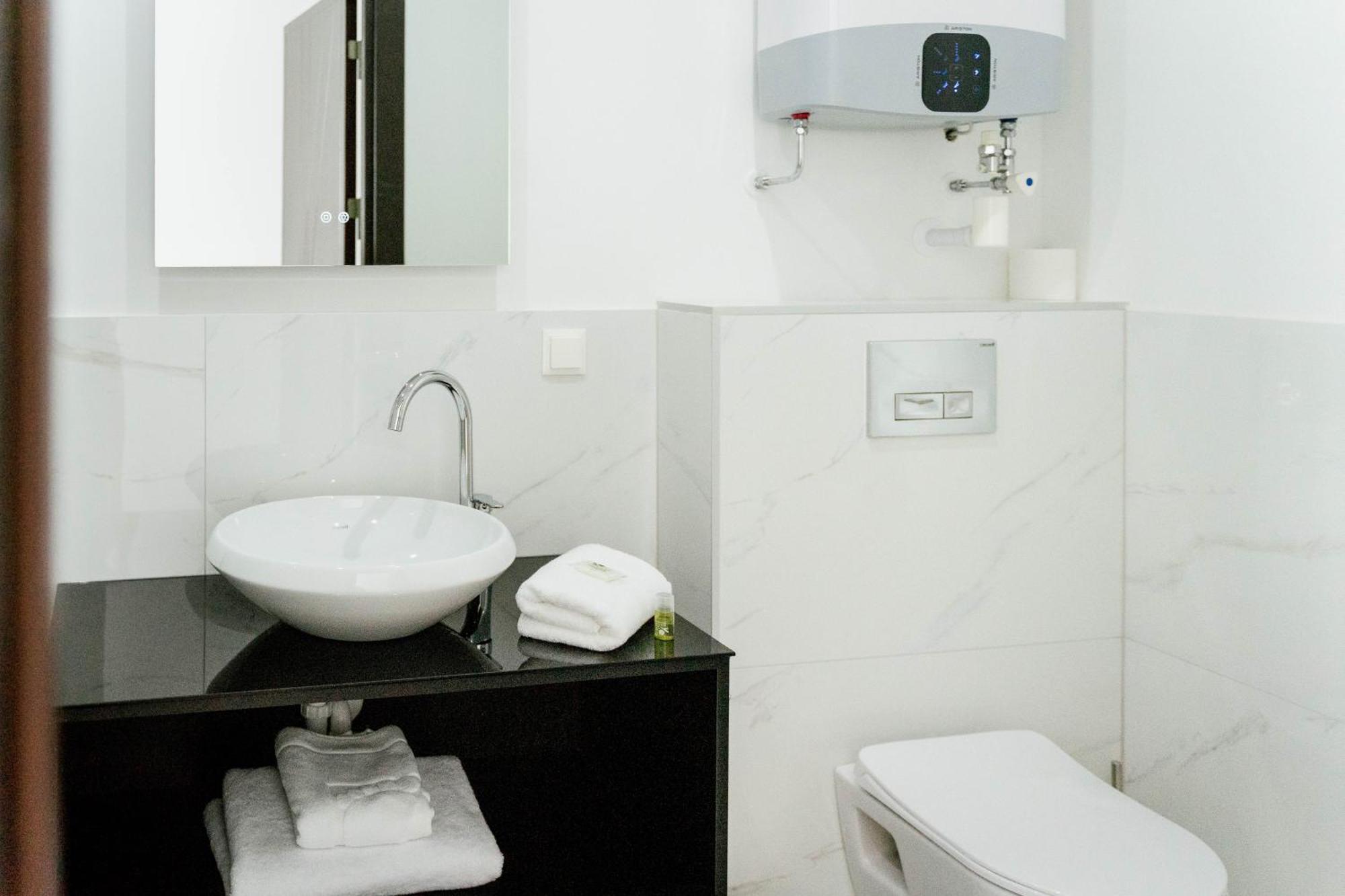 Lamede Self Check-In Hotel วีเนอร์นอยชตัดท์ ภายนอก รูปภาพ
