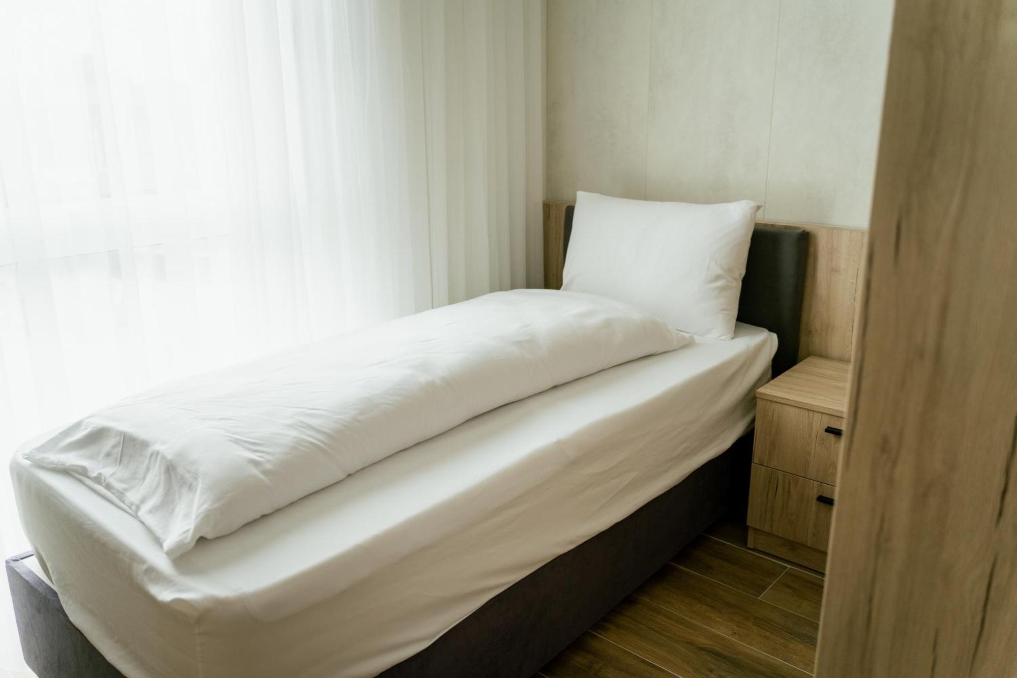 Lamede Self Check-In Hotel วีเนอร์นอยชตัดท์ ภายนอก รูปภาพ