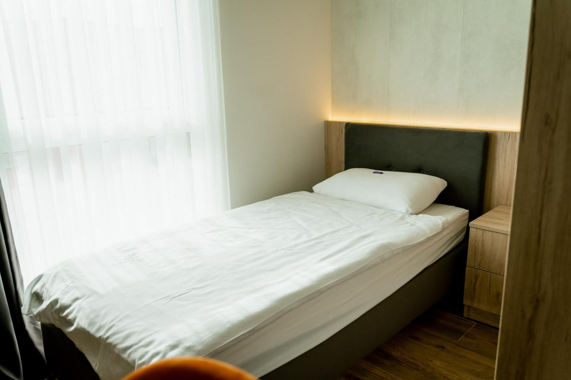 Lamede Self Check-In Hotel วีเนอร์นอยชตัดท์ ภายนอก รูปภาพ
