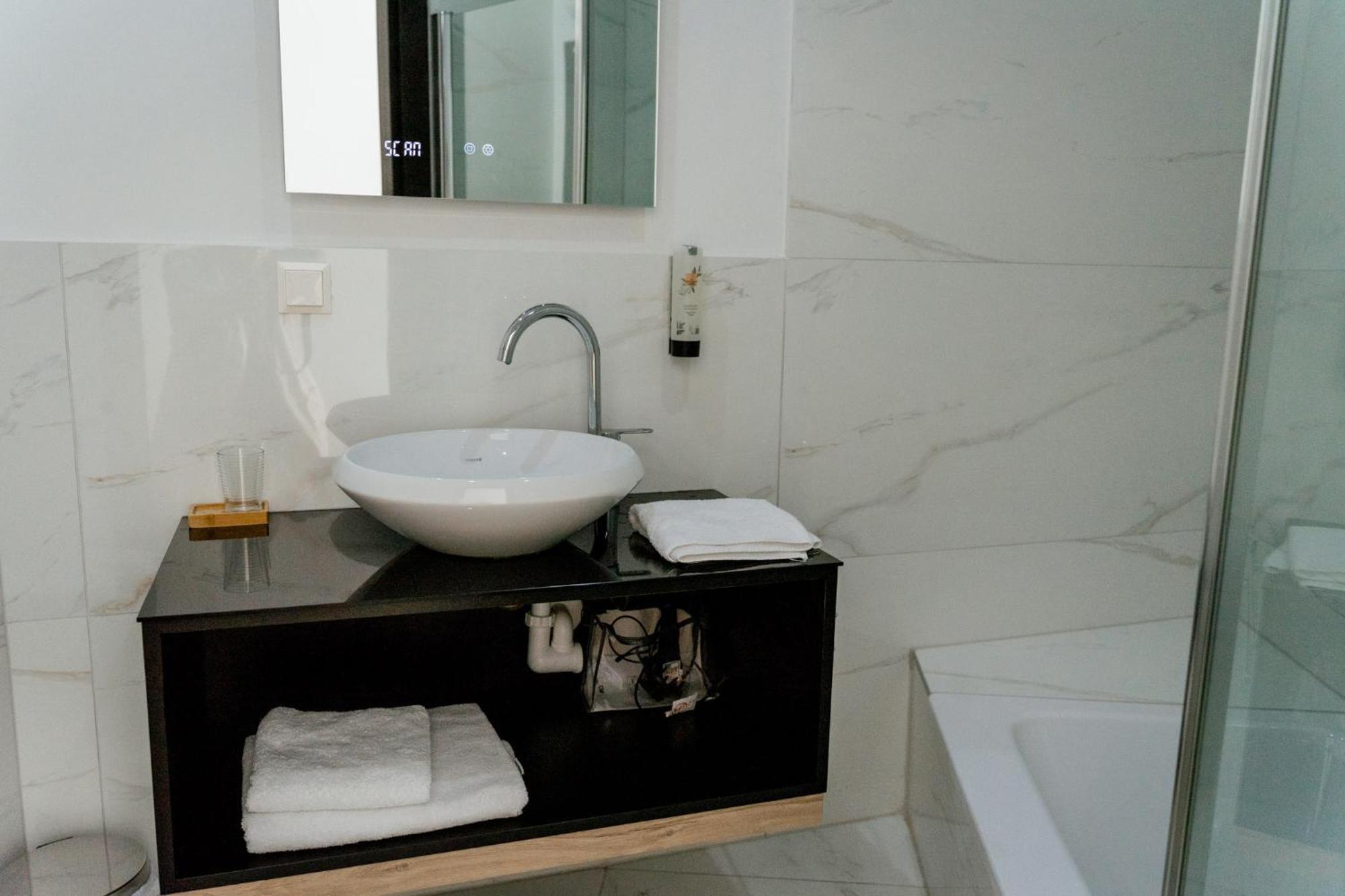 Lamede Self Check-In Hotel วีเนอร์นอยชตัดท์ ห้อง รูปภาพ