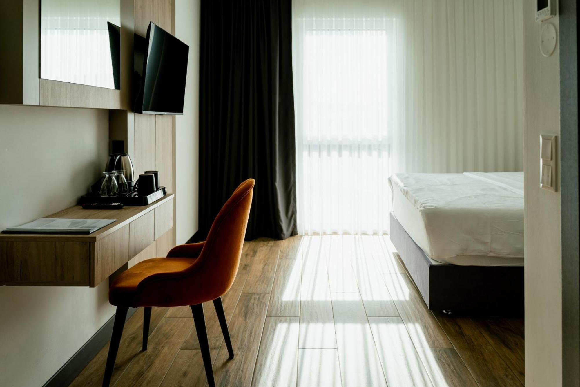 Lamede Self Check-In Hotel วีเนอร์นอยชตัดท์ ภายนอก รูปภาพ